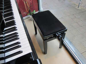 Стол за пиано - Discacciati piano bench black high gloss, black satin / seat black vinyl, black velvet - KD 20