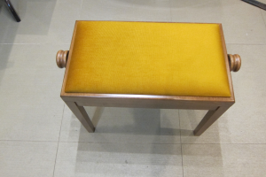 Стол за пиано Discacciati - 105 R светъл орех сатен/ златно кадифе